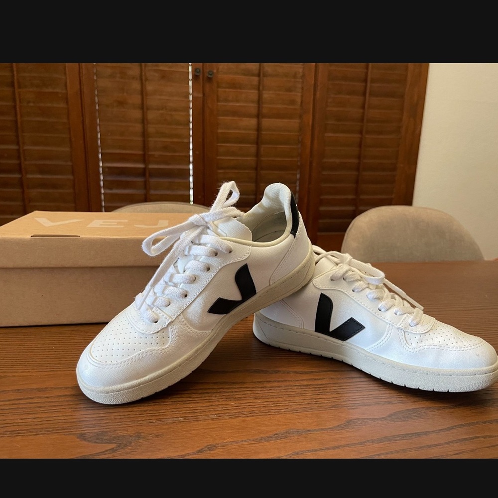 Veja V10 for women size 36 (size 5)